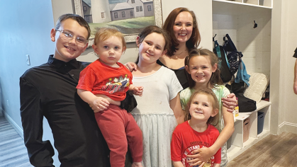  Deidra Hopkins and her children 