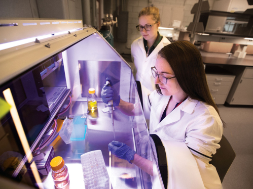 Rutgers SEBS students Emily Hanselman and Christine Blaze in Biochemistry and Microbiology lab