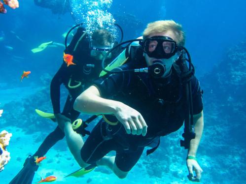 Rutgers marine and coastal science students scuba diving